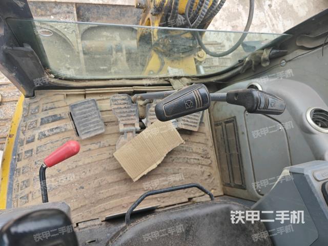 行走控制手柄和踏板?俯拍(駕駛室部分) 行走控制手柄和踏板?俯拍(駕駛室部分)