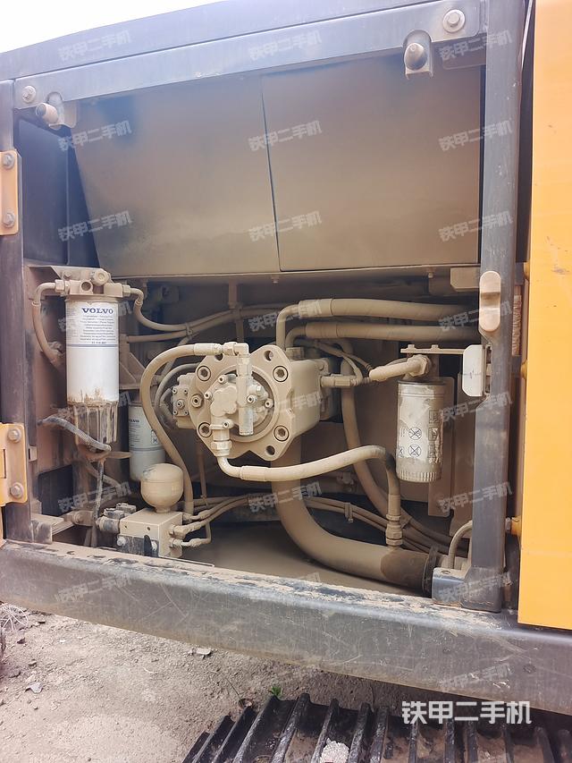 液压泵舱室正面整体（整机外观）