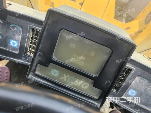 駕駛室內(nèi)部(駕駛室部分) 駕駛室內(nèi)部(駕駛室部分)