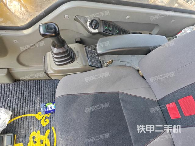 座椅右側(cè)控制臺/鑰匙門/油門/含右手柄(駕駛室部分) 座椅右側(cè)控制臺/鑰匙門/油門/含右手柄(駕駛室部分)
