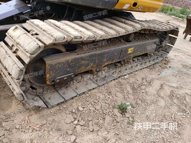 單側(cè)履帶整體(整機(jī)外觀) 單側(cè)履帶整體(整機(jī)外觀)