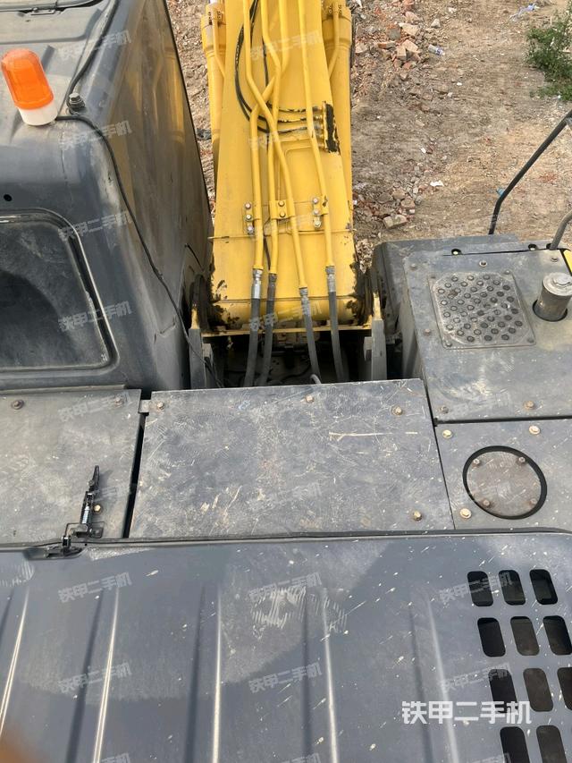駕駛室頂部(整機(jī)外觀) 駕駛室頂部(整機(jī)外觀)