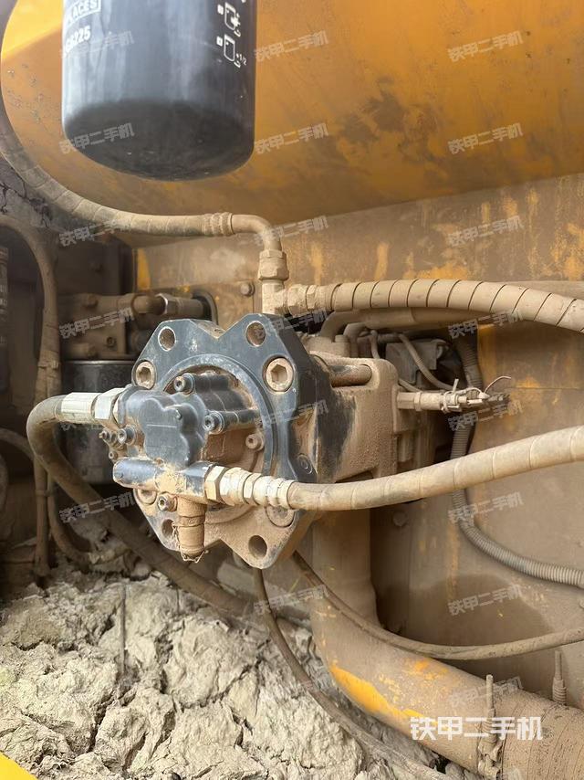 液壓泵艙室正面整體(整機(jī)外觀) 液壓泵艙室正面整體(整機(jī)外觀)