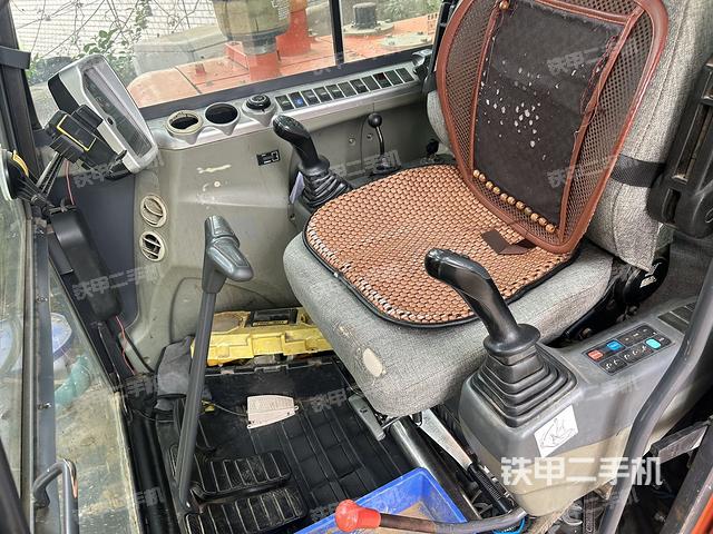 駕駛室整體(整機外觀) 駕駛室整體(整機外觀)