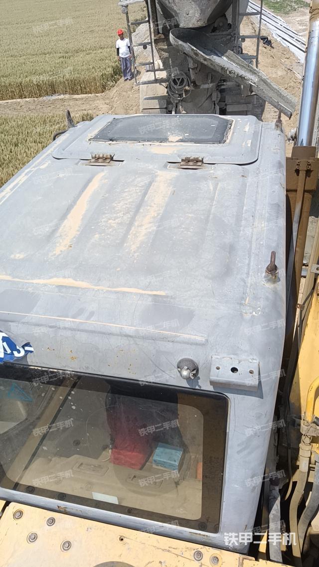 駕駛室頂部(整機(jī)外觀) 駕駛室頂部(整機(jī)外觀)