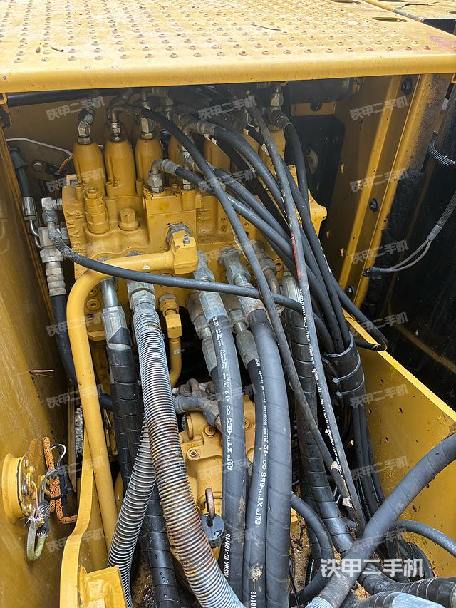 回转马达和主控阀（整机外观）