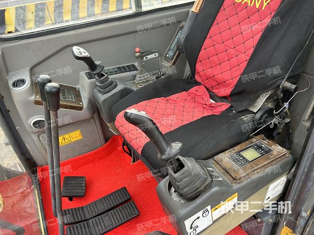駕駛室整體(整機(jī)外觀) 駕駛室整體(整機(jī)外觀)