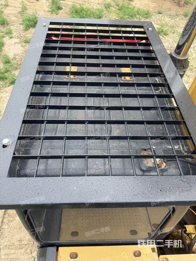 駕駛室頂部(整機(jī)外觀) 駕駛室頂部(整機(jī)外觀)