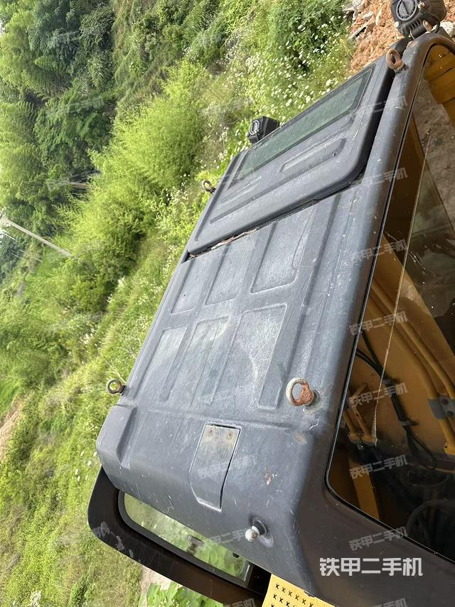 駕駛室頂部(整機(jī)外觀) 駕駛室頂部(整機(jī)外觀)
