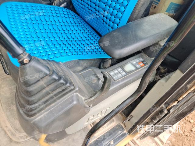 行走控制手柄和踏板?俯拍(駕駛室部分) 行走控制手柄和踏板?俯拍(駕駛室部分)