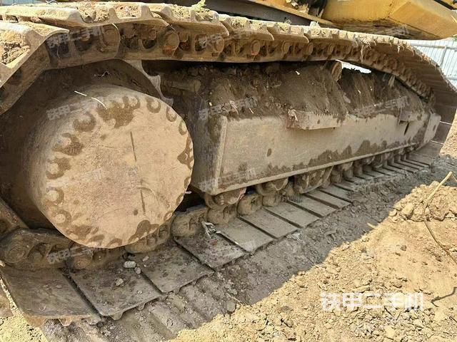 單側(cè)履帶整體(整機(jī)外觀) 單側(cè)履帶整體(整機(jī)外觀)