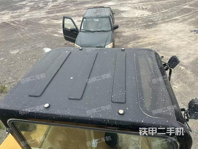 駕駛室頂部(整機(jī)外觀) 駕駛室頂部(整機(jī)外觀)