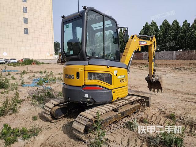 駕駛室整體(整機(jī)外觀) 駕駛室整體(整機(jī)外觀)