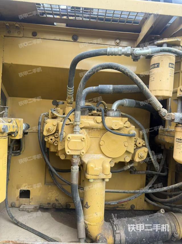 液壓泵艙室正面整體(整機(jī)外觀) 液壓泵艙室正面整體(整機(jī)外觀)