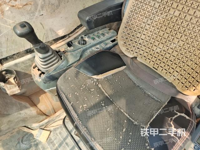 行走控制手柄和踏板?俯拍(駕駛室部分) 行走控制手柄和踏板?俯拍(駕駛室部分)