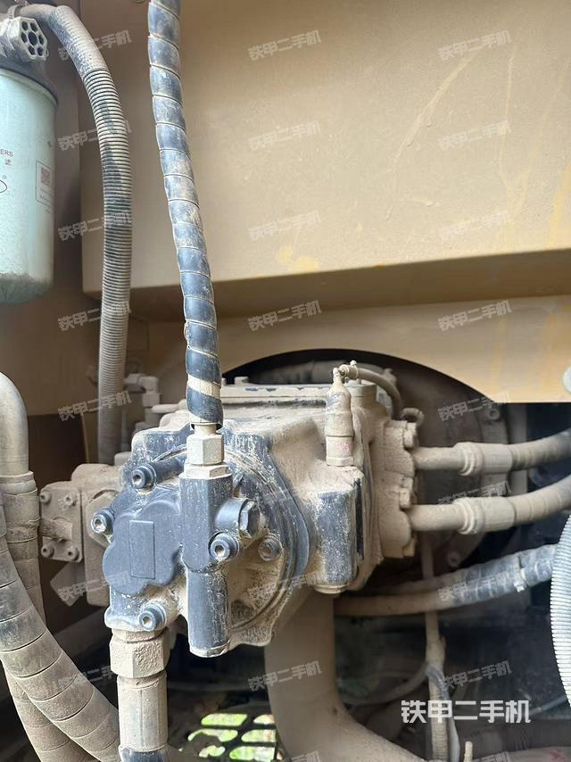 液壓泵艙室正面整體(整機外觀) 液壓泵艙室正面整體(整機外觀)