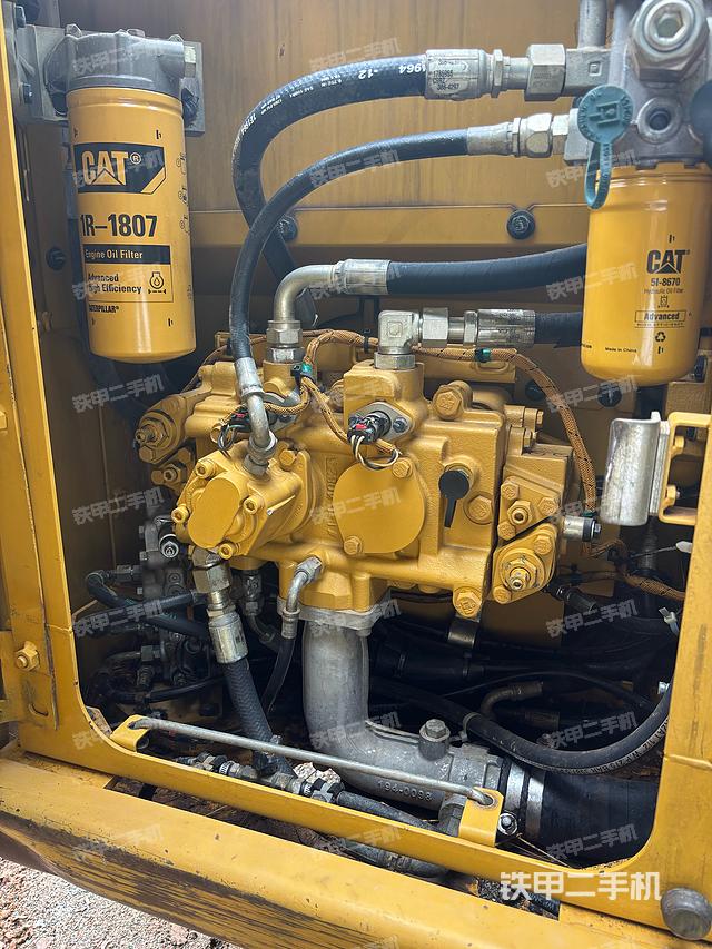 液压泵舱室正面整体（整机外观）