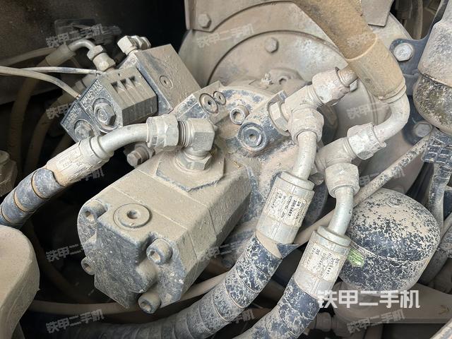 液壓泵艙室正面整體(整機外觀) 液壓泵艙室正面整體(整機外觀)