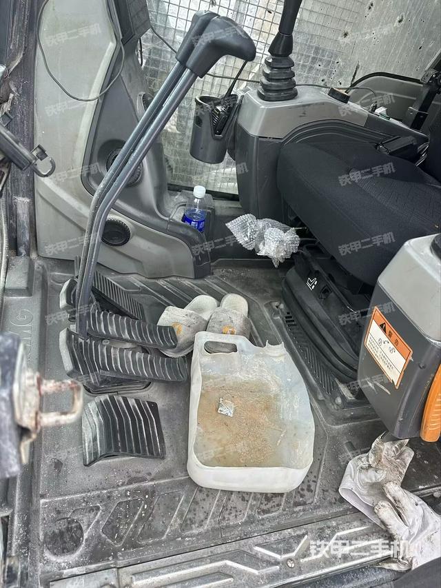 行走控制手柄和踏板?俯拍(駕駛室部分) 行走控制手柄和踏板?俯拍(駕駛室部分)