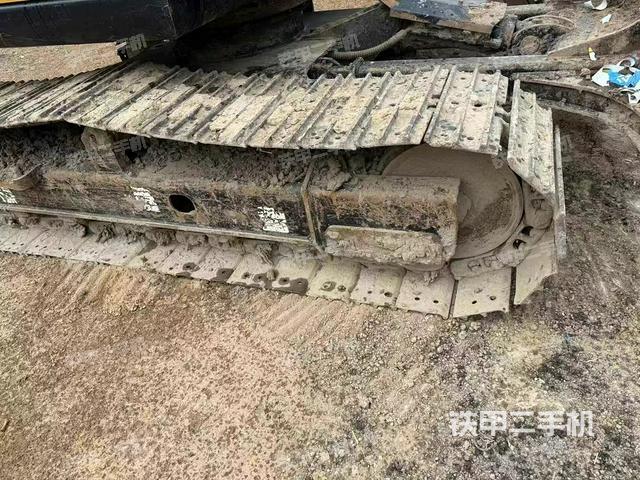 單側(cè)履帶整體(整機(jī)外觀) 單側(cè)履帶整體(整機(jī)外觀)