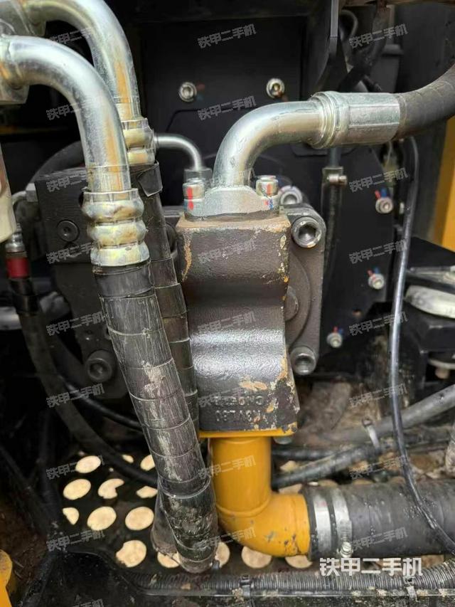 液壓泵艙室正面整體(整機(jī)外觀) 液壓泵艙室正面整體(整機(jī)外觀)