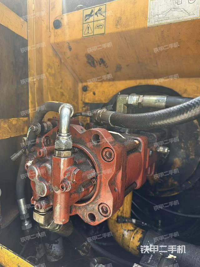 液壓泵艙室正面整體(整機(jī)外觀) 液壓泵艙室正面整體(整機(jī)外觀)