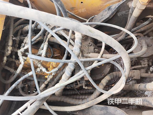 回转马达和主控阀（整机外观）