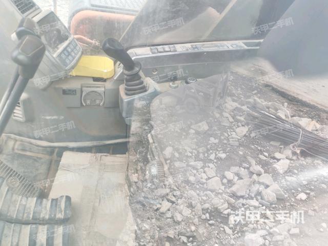 座椅右側(cè)控制臺(tái)/鑰匙門(mén)/油門(mén)/含右手柄(駕駛室部分) 座椅右側(cè)控制臺(tái)/鑰匙門(mén)/油門(mén)/含右手柄(駕駛室部分)