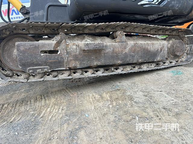 單側(cè)履帶整體(整機(jī)外觀) 單側(cè)履帶整體(整機(jī)外觀)