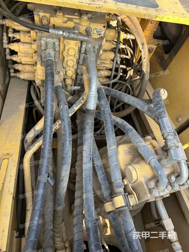 回轉(zhuǎn)馬達和主控閥（整機外觀）