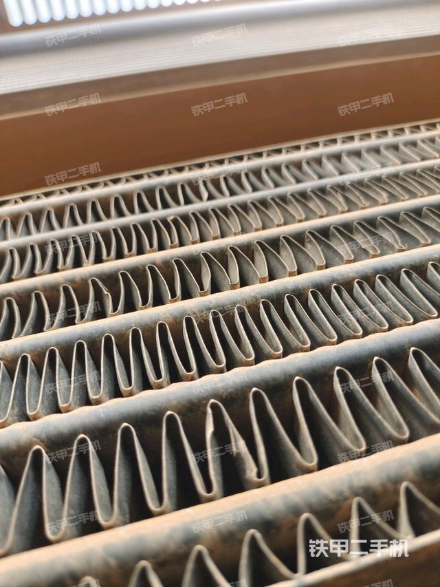 散熱器正面(大件艙室) 散熱器正面(大件艙室)