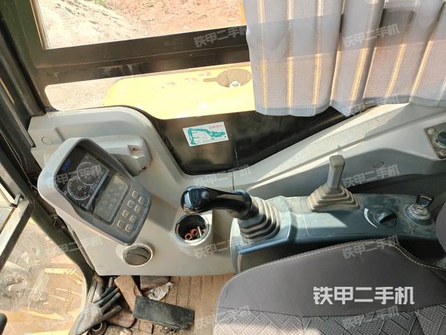 座椅右側(cè)控制臺(tái)/鑰匙門(mén)/油門(mén)/含右手柄(駕駛室部分) 座椅右側(cè)控制臺(tái)/鑰匙門(mén)/油門(mén)/含右手柄(駕駛室部分)