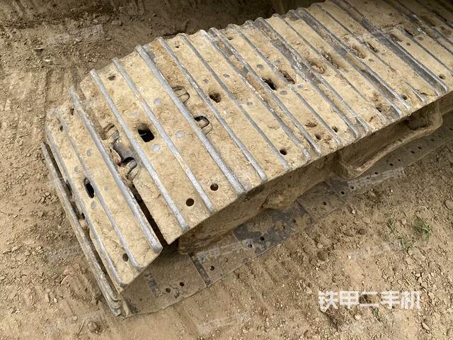 單側(cè)履帶整體(整機(jī)外觀) 單側(cè)履帶整體(整機(jī)外觀)