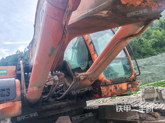 大臂油缸整體?豎拍(工作和回轉(zhuǎn)裝置) 大臂油缸整體?豎拍(工作和回轉(zhuǎn)裝置)