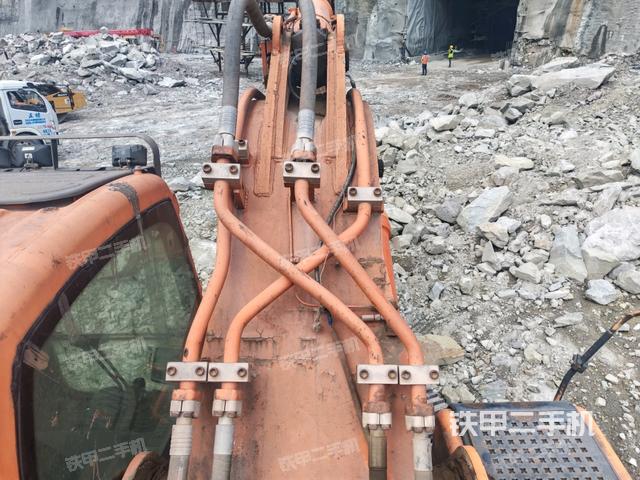 大臂背部俯視(工作和回轉(zhuǎn)裝置) 大臂背部俯視(工作和回轉(zhuǎn)裝置)