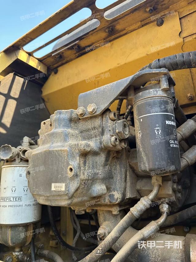 液壓泵艙室正面整體（整機外觀）