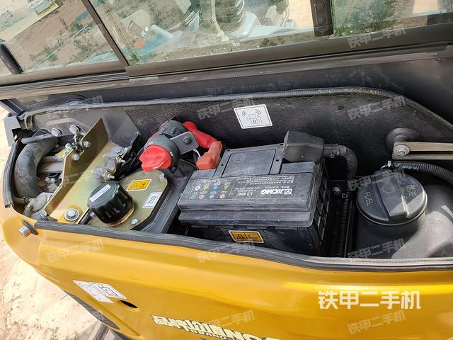 回轉(zhuǎn)馬達(dá)和主控閥(整機(jī)外觀) 回轉(zhuǎn)馬達(dá)和主控閥(整機(jī)外觀)