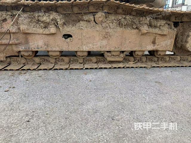 單側(cè)履帶整體(整機(jī)外觀) 單側(cè)履帶整體(整機(jī)外觀)