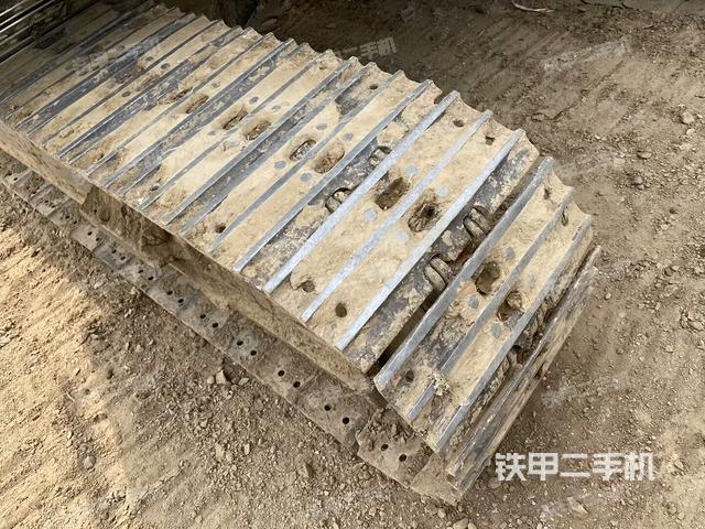 單側(cè)履帶整體(整機(jī)外觀) 單側(cè)履帶整體(整機(jī)外觀)