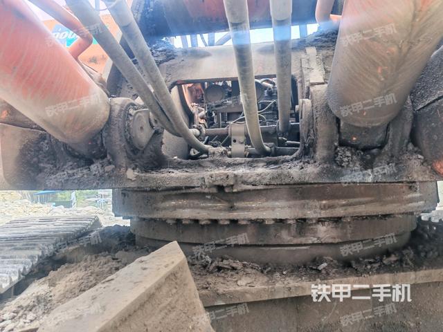 轉(zhuǎn)盤(pán)和下車(chē)架正前(工作和回轉(zhuǎn)裝置) 轉(zhuǎn)盤(pán)和下車(chē)架正前(工作和回轉(zhuǎn)裝置)