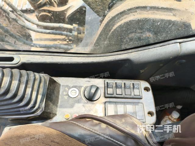 座椅右側(cè)控制臺(tái)/鑰匙門/油門/含右手柄(駕駛室部分) 座椅右側(cè)控制臺(tái)/鑰匙門/油門/含右手柄(駕駛室部分)