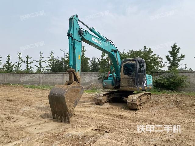 駕駛室頂部(整機(jī)外觀) 駕駛室頂部(整機(jī)外觀)