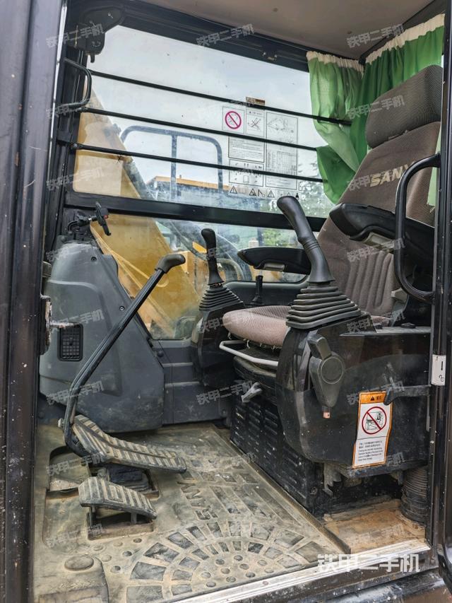 駕駛室整體(整機外觀) 駕駛室整體(整機外觀)