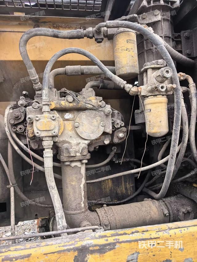 液压泵舱室正面整体（整机外观）