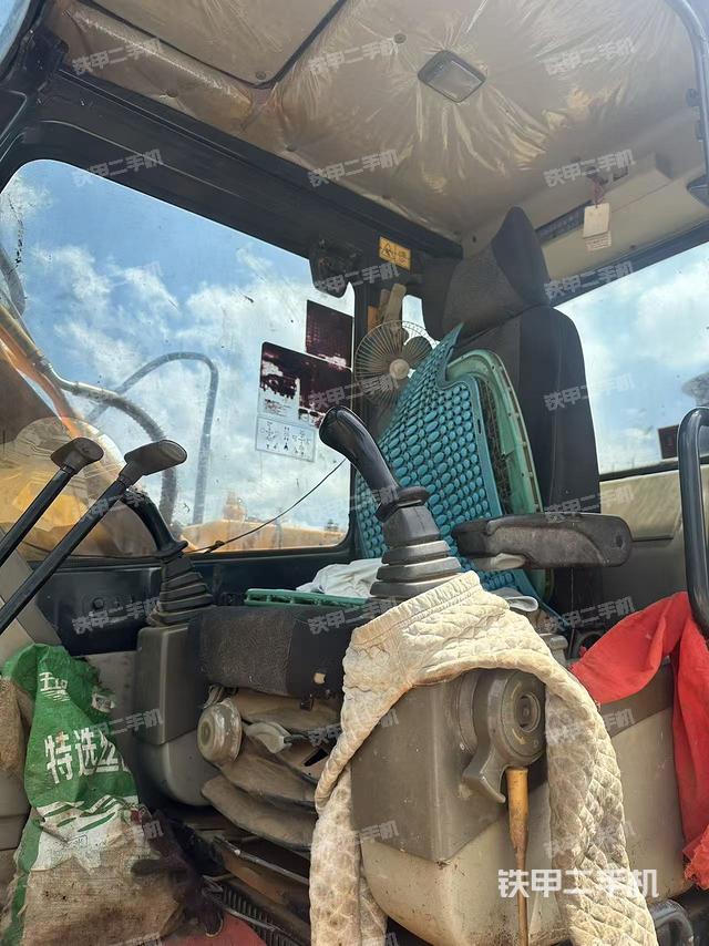 駕駛室整體(整機(jī)外觀) 駕駛室整體(整機(jī)外觀)