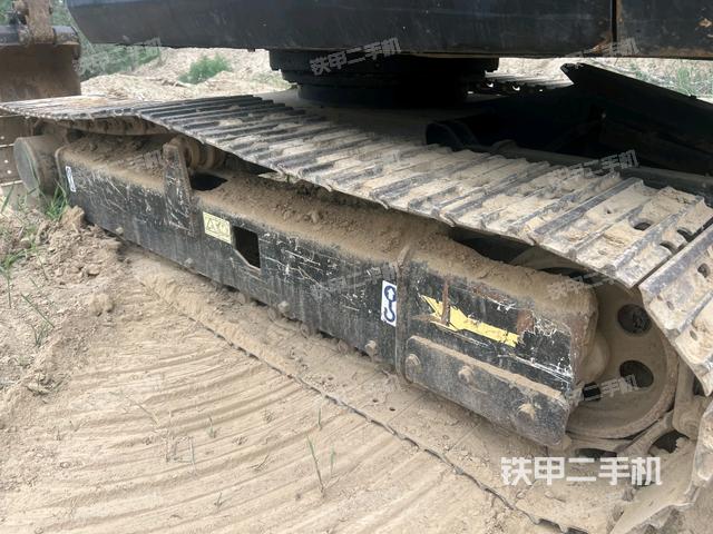 單側(cè)履帶整體(整機(jī)外觀) 單側(cè)履帶整體(整機(jī)外觀)