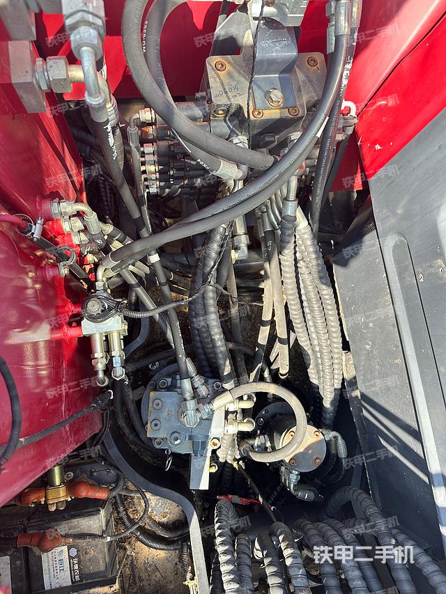 回转马达和主控阀（整机外观）