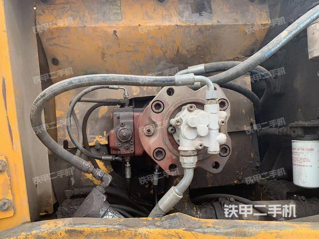 液壓泵艙室正面整體(整機(jī)外觀) 液壓泵艙室正面整體(整機(jī)外觀)