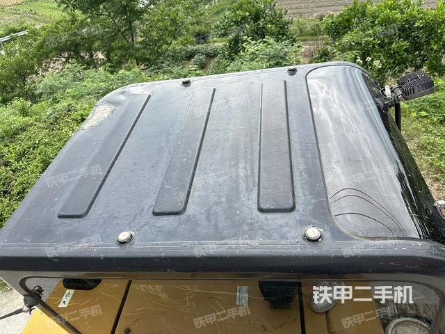 駕駛室頂部(整機(jī)外觀) 駕駛室頂部(整機(jī)外觀)