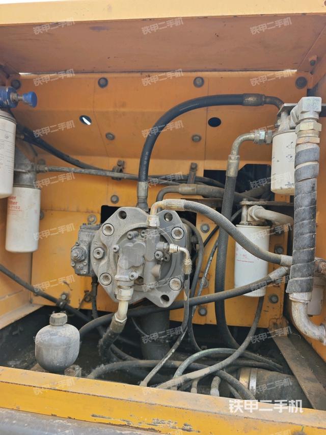 液壓泵艙室正面整體(整機(jī)外觀) 液壓泵艙室正面整體(整機(jī)外觀)